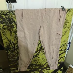 Woman’s Tapered Bottom Pants Size Large NWT